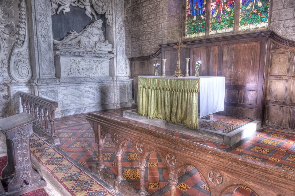 Altar with red and black tiled floor. On the wall is a great wedding cake of a wall monument to James Scudamore, who died in 1668 and wears a Roman costume - possibly by Grinling Gibbons.