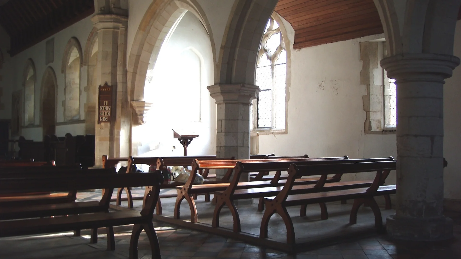 pointed arches in the nave with pews facing forward