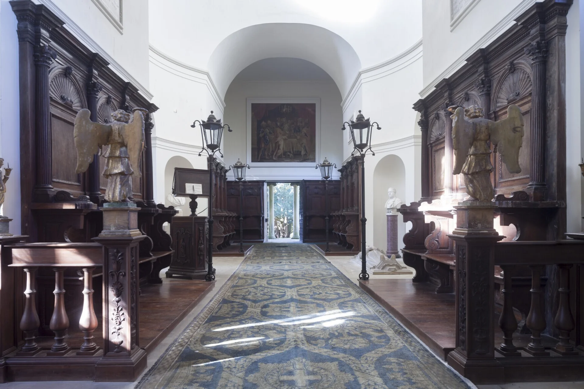Internal view with its side pews on the way to the altar