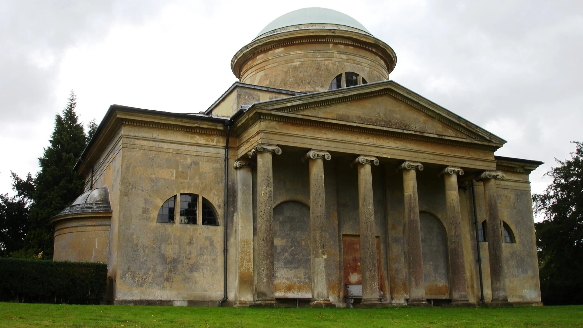 External image of the church with its imposing columns